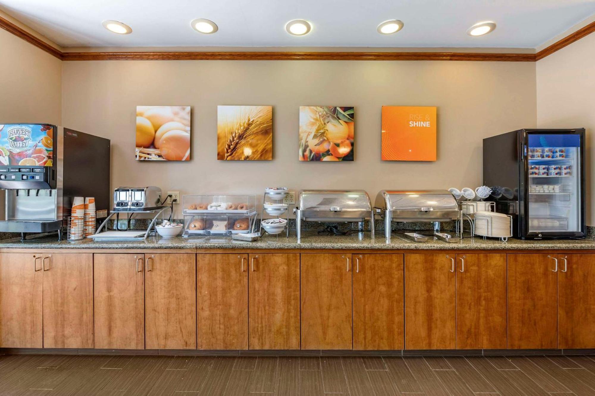 Comfort Suites Urbana Champaign, University Area Exterior photo