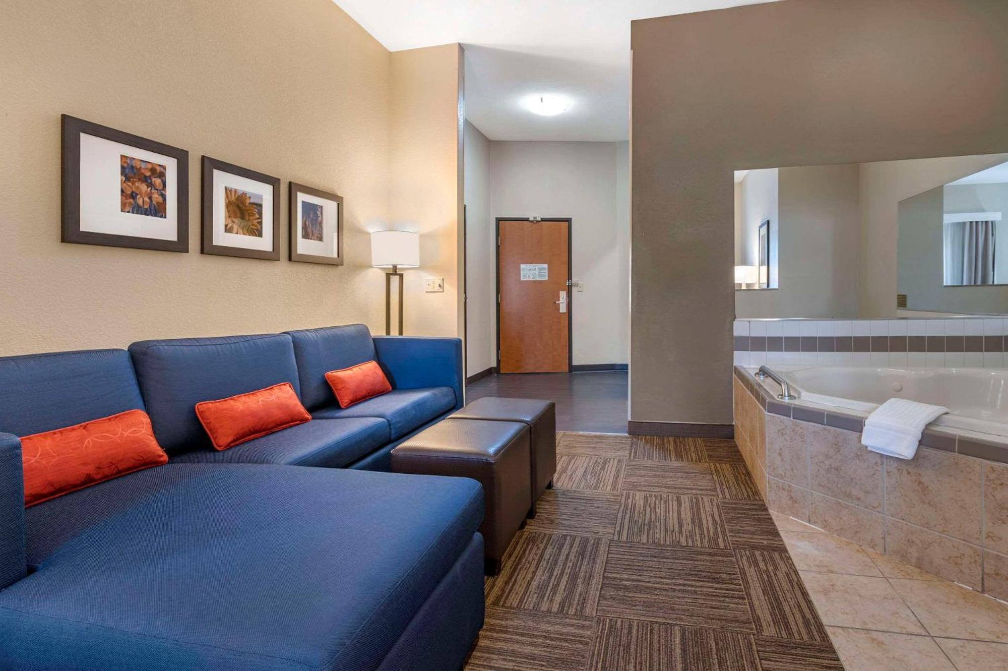 Comfort Suites Urbana Champaign, University Area Exterior photo
